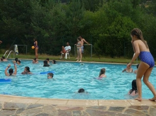  Piscina com salva-vidas 